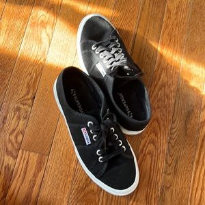 Super ga tennis shoes. Same that Kate Middleton wears. In great condition!